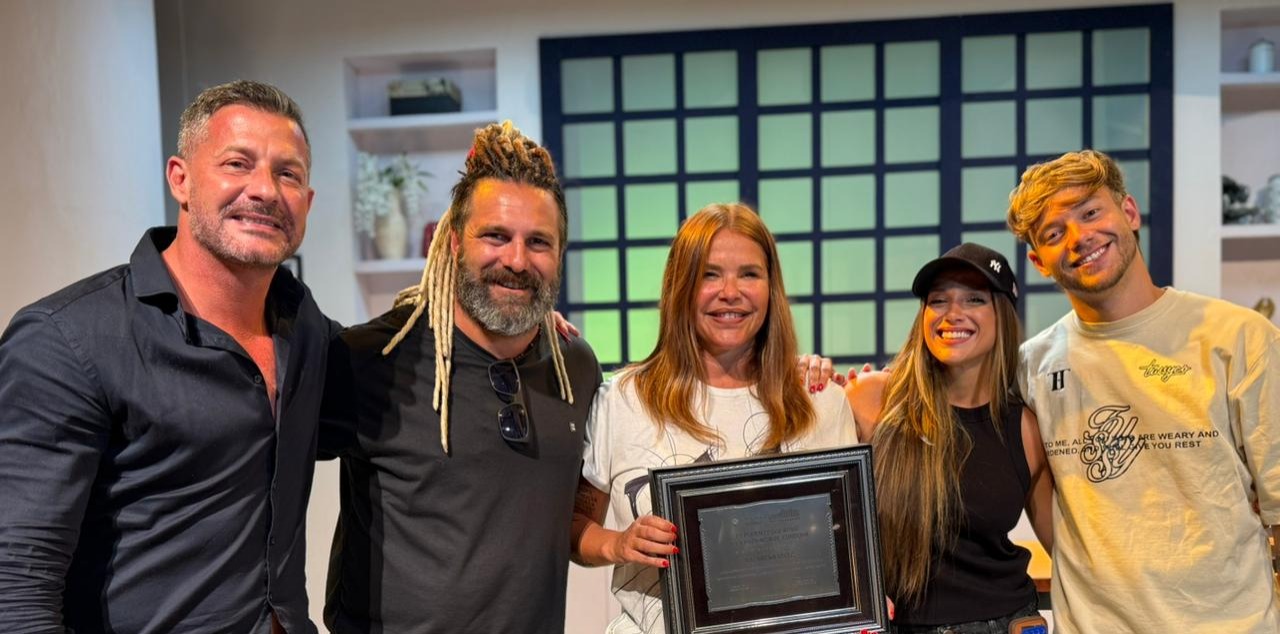 El legislador Abraham Galo entregó un reconocimiento a Nazarena Vélez por su aporte a la temporada teatral en Carlos Paz