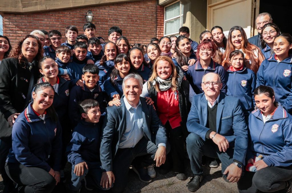 Llaryora comenzó su gira por Río Segundo con anuncios y entregas en Los Chañaritos, Capilla del Carmen y Calchín