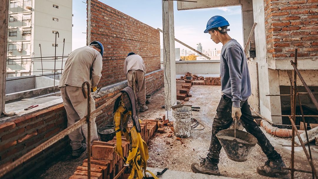 Construcción e industria volvieron a retroceder en abril y profundizan las señales de desaceleración
